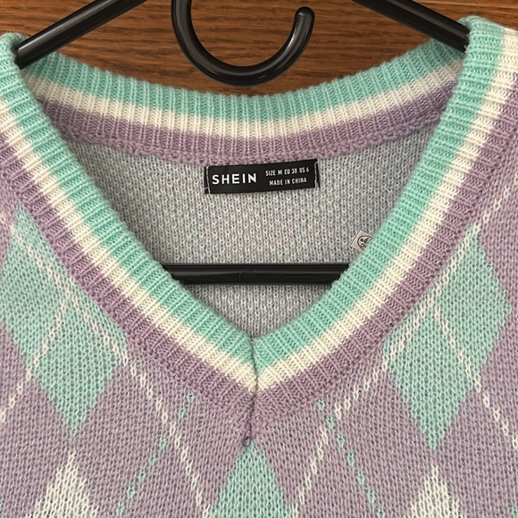 Cropped Vest - Picture 3 of 4